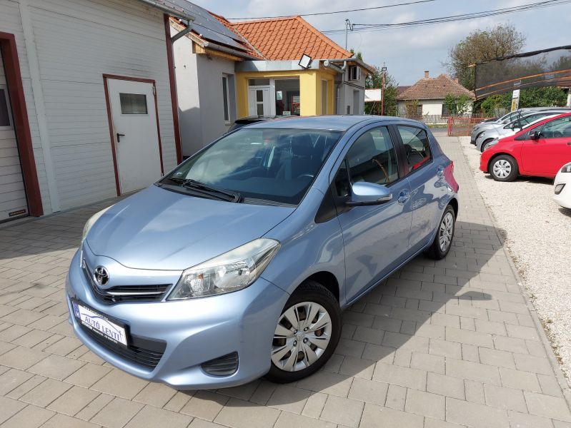 Toyota Yaris 1.0 Tolatókamera